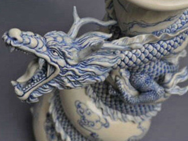 陶藝師作品：《盤龍青花瓷蛟壺》